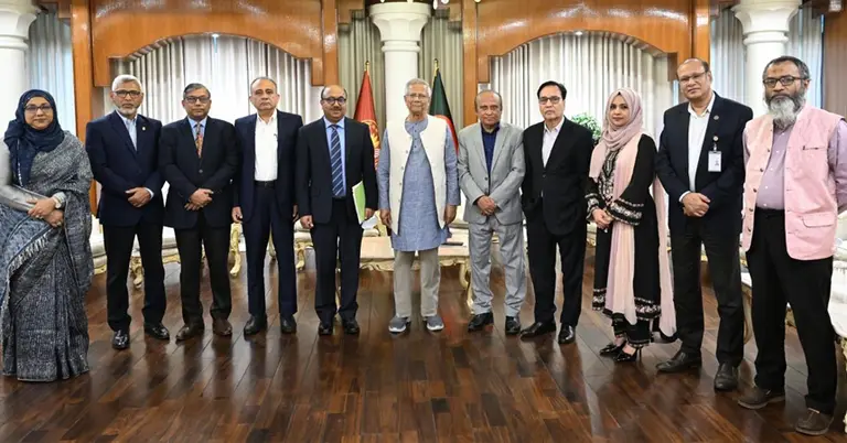 সরকারি কর্ম কমিশনের (পিএসসি) কর্মকর্তাদের সঙ্গে প্রধান উপদেষ্টা